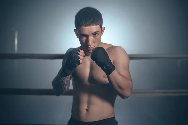 Boxer, homem posando com bandagem no ringue de boxe. Conceito de fitness e boxe. — Fotografia de Stock