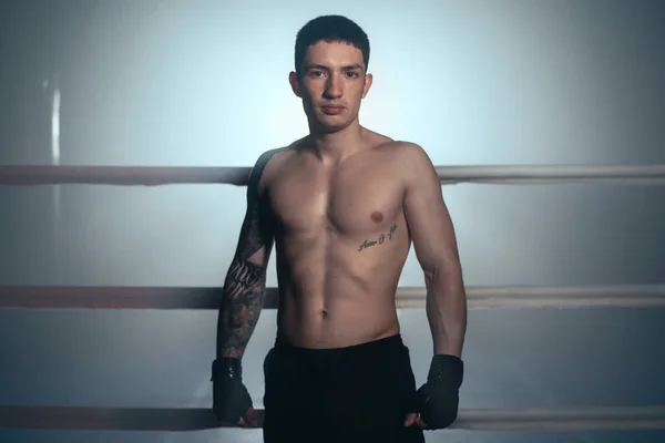 Boxer, homem posando com bandagem no ringue de boxe. Conceito de fitness e boxe. — Fotografia de Stock