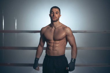 Boxer, boks ringinde bandajlı poz veren adam. Fitness ve boks konsepti. 