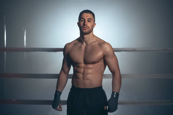 Boxer, homem posando com bandagem no ringue de boxe. Conceito de fitness e boxe. — Fotografia de Stock