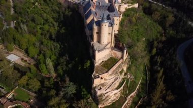Segovia Alcazar 'ın havadan görünüşü, Segovia, İspanya' nın ünlü simgesi.. 