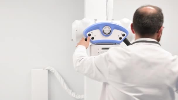 Läkare som driver röntgenapparaten på röntgenavdelningen — Stockvideo