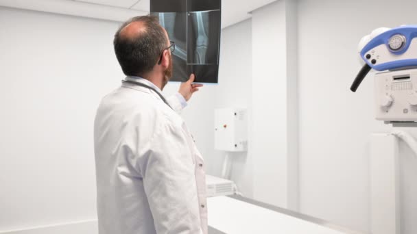 Medico esaminare una radiografia di un paziente in sala di radiologia. — Video Stock