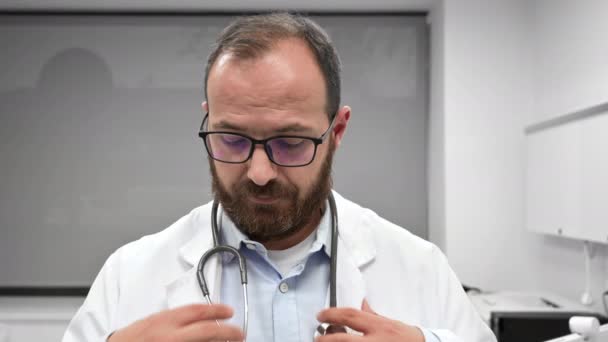Doktor používá stetoskop ke kontrole zdravotního stavu pacienta. Úhel pohledu pacienta. — Stock video