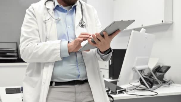 Mužský lékař s bílým kabátem a stetoskopem pomocí tabletu, síťové připojení v nemocničním pokoji, koncept sítě lékařské techniky — Stock video