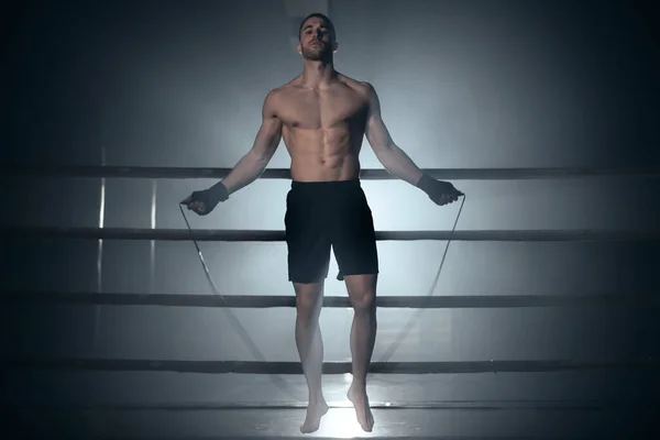 Boxer pulando corda no ringue de boxe . — Fotografia de Stock