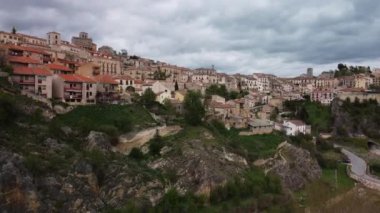 İspanya 'nın Segovia eyaletindeki eski bir ortaçağ kasabası olan Sepulveda' nın hava manzarası.