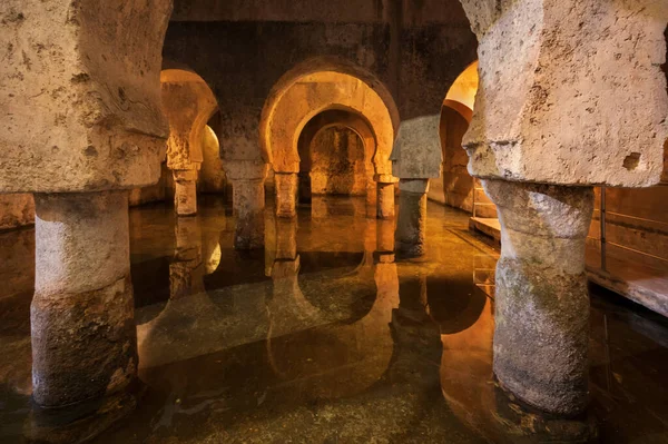Caceres, İspanya - 4 Mart 2022: Caceres, Extremadura 'da bulunan Arap sarnıçı, İspanya' daki Ortaçağ Müslümanları Yönetimi sırasında inşa edildi.. — Stok fotoğraf