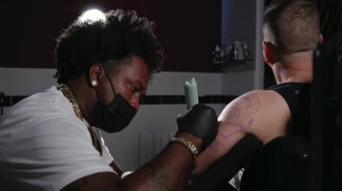 Dövme stüdyosunda vücut sanatları.