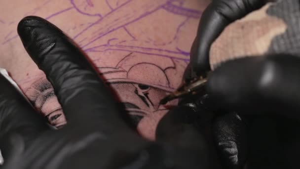 Vista de cerca macro del proceso de tatuaje. Master hace líneas de contorno con su máquina de revestimiento profesional hecha a mano. — Vídeos de Stock