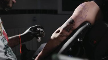 Dövme stüdyosunda vücut sanatları.