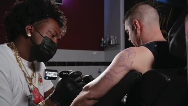 Seni tubuh di studio tato — Stok Video