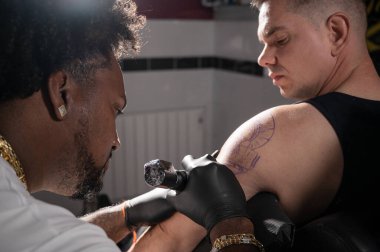 Dövme stüdyosunda vücut sanatları.