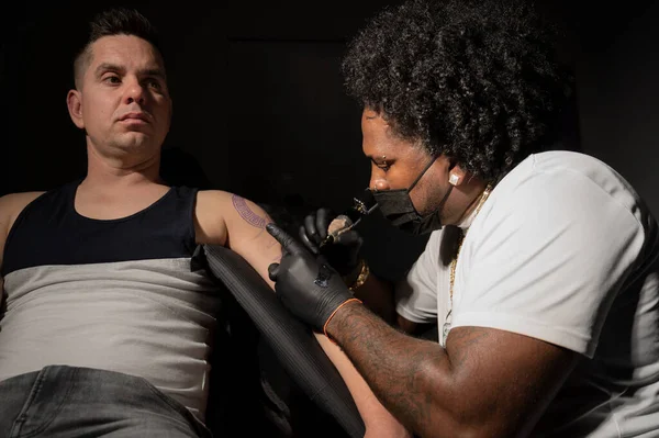 Dövme stüdyosunda vücut sanatları.