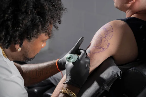 Arte corporal en el estudio de tatuajes — Foto de Stock