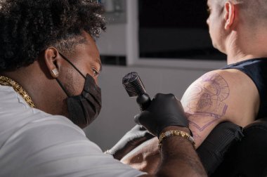 Dövme stüdyosunda vücut sanatları.