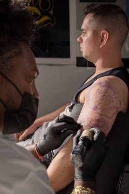 Dövme stüdyosunda vücut sanatları.