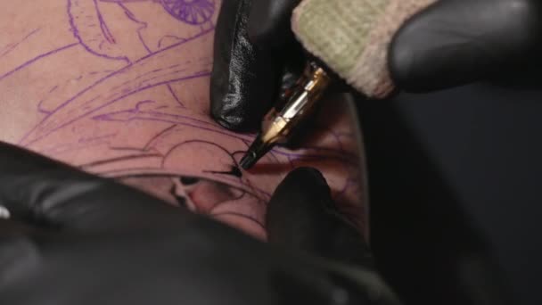 Close up macro view of tattooing process. Master makes contouring lines with his handmade professional liner machine. — Video Stock