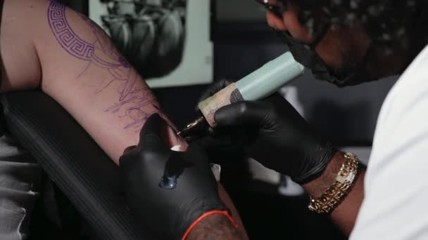 Arte corporal en el estudio de tatuajes — Vídeos de Stock