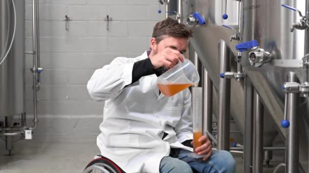 Personen met een handicap die gebruik maken van een rolstoel in een ambachtelijke bierfabriek. — Stockvideo