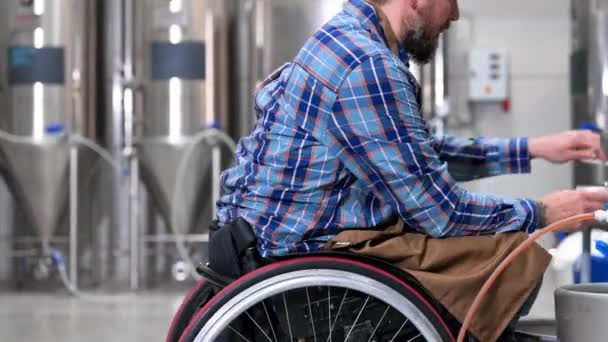 Personen met een handicap die gebruik maken van een rolstoel in een ambachtelijke bierfabriek. — Stockvideo