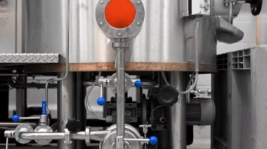 Endüstriyel bira fabrikasında bira bulunan büyük çelik tanklar. Bira demlemek için paslanmaz çelik tanklar. Otomatik işlem. Modern Bira Fabrikası. Bira fabrikası konsepti. Bira ekipmanları