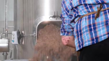 Bira Üretimi. Bira üreticisi bir bira tankından harcanmış malt viskisini çıkardı.