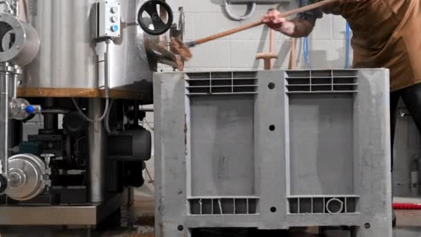 Beer Production. Brewer Pulls Out Spent Malt From A Beer Brewing Tank. — Stockvideo
