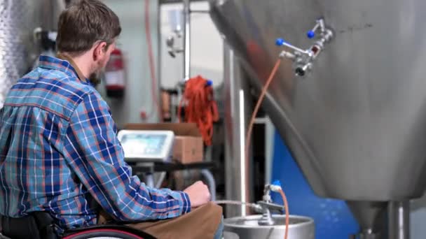 Muži, kteří pracují na moderní pivovar. — Stock video