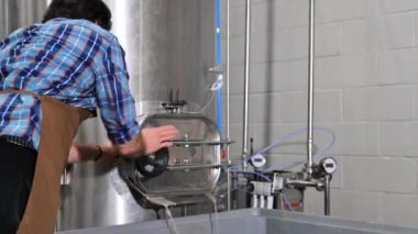 Malt hazırlamak için öğütülmüş malt tanelerinin püresi. Arpa tanelerinin demleme işlemi.