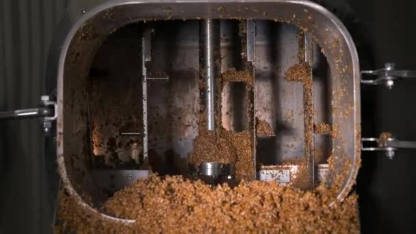Einmaischen von gemahlenen Malzkörnern zur Malzzubereitung. Prozess des Brauens von Gerste. — Stockvideo