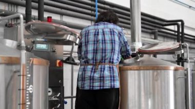 Modern brewery üzerinde çalışan adam.