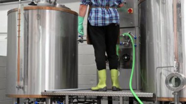 Modern brewery üzerinde çalışan adam.