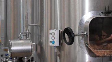 Bira Üretimi. Bira üreticisi bir bira tankından harcanmış malt viskisini çıkardı.