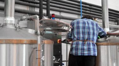 Modern brewery üzerinde çalışan adam.