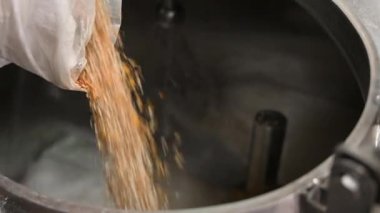 Malt bira tank bir fabrikada bir torba dökülen adam