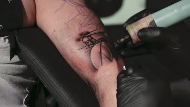 Body art allo studio di tatuaggi — Video Stock