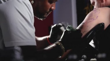 Dövme stüdyosunda vücut sanatları.