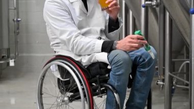 Bira pH 'ını dijital sayacıyla ölçen bira üreticisi.