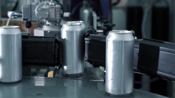 Leere neue Aluminiumdosen für die Getränkeherstellung bewegen sich in der Fabrikstraße auf der Förderbandmaschine bei der Getränkeherstellung. Industrieunternehmenskonzept für Lebensmittel und Getränke. — Stockvideo