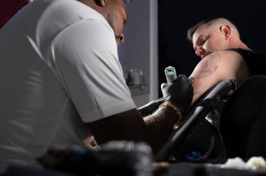 Dövme stüdyosunda vücut sanatları.