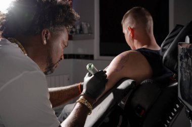 Dövme stüdyosunda vücut sanatları.