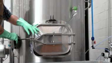 Bira fabrikasında çalışan bir adam içki imalathanesini kapatıyor.