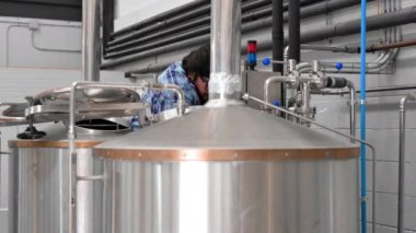 Modern brewery üzerinde çalışan adam.