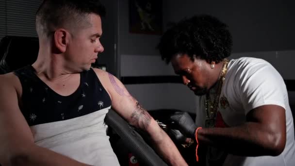 纹身工作室里一个纹身艺术家创作身体艺术的电影慢镜头 — 图库视频影像