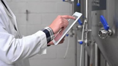 Modern bira fabrikasında çalışmak, veri toplama ve üretim izleme