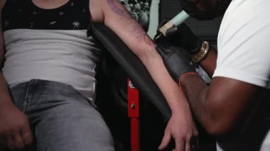 Dövme stüdyosunda vücut sanatları.