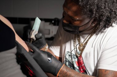 Dövme stüdyosunda vücut sanatları.