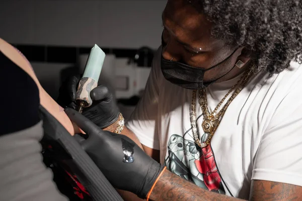 Dövme stüdyosunda vücut sanatları.