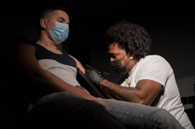 Dövme stüdyosunda vücut sanatları.